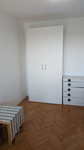 3 izbový byt v centre mesta na Štúrovej ulici s krásnym výhľadom - Biela skriňa a komoda s podlahou s dreveným dekorom v 3-izbovom byte.