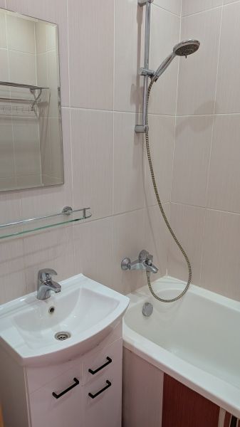 3 izbový byt v centre mesta na Štúrovej ulici s krásnym výhľadom - Kúpeľňa s bielou vaňou a umývadlovou skrinkou v 3-izbovom byte.