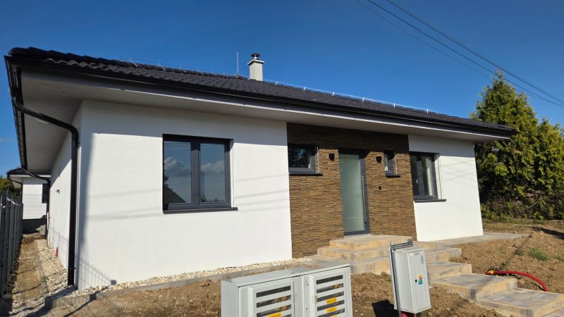 Bungalov v centre obce Cabaj Čápor, Wágnerova ulica, Dom č.1 - Rodinný dom v Cabaj-Čápore so zaujímavou fasádou a terénnymi úpravami na pozemku.