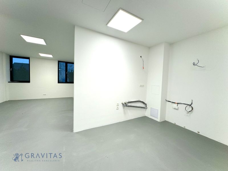 Medicínske centrum alebo budova s 8 apartmánmi - Biela miestnosť na ulici Na varte v budove so sivou podlahou a čiernou dekoráciou.