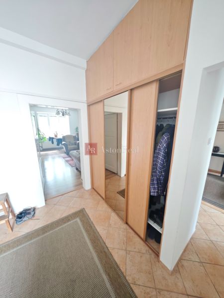 Predaj: Priestranný 2 izb byt 86m2 centrum, ul.ČSA s balkónom  - Vstavaná skriňa a dlažba v predsieni 2-izbového bytu s podlahou s dreveným dekorom.