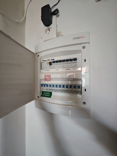 Predaj: Priestranný 2 izb byt 86m2 centrum, ul.ČSA s balkónom  - Elektrická rozvodná skriňa v 2-izbovom byte s otvorenými dvierkami a zásuvkou.