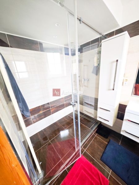 Predaj: Priestranný 2 izb byt 86m2 centrum, ul.ČSA s balkónom  - Kúpeľňa v 2-izbovom byte so sprchovým kútom a podlahou s dreveným dekorom.
