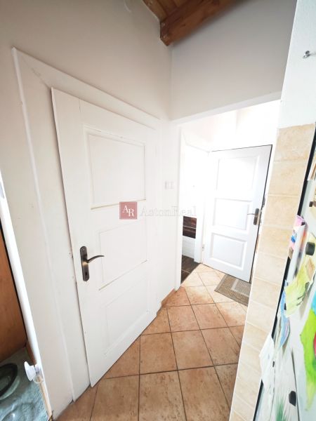 Predaj: Priestranný 2 izb byt 86m2 centrum, ul.ČSA s balkónom  - Predsieň v 2-izbovom byte s keramickou dlažbou a bielymi dverami.