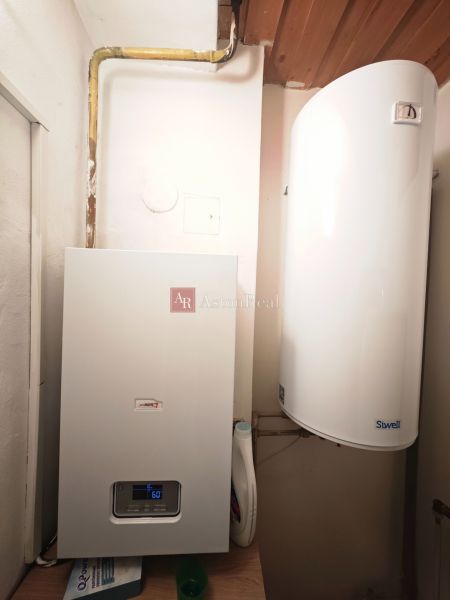 Predaj: Priestranný 2 izb byt 86m2 centrum, ul.ČSA s balkónom  - Ohrevné zariadenia v kúpeľni 2-izbového bytu s podlahou s dreveným dekorom.