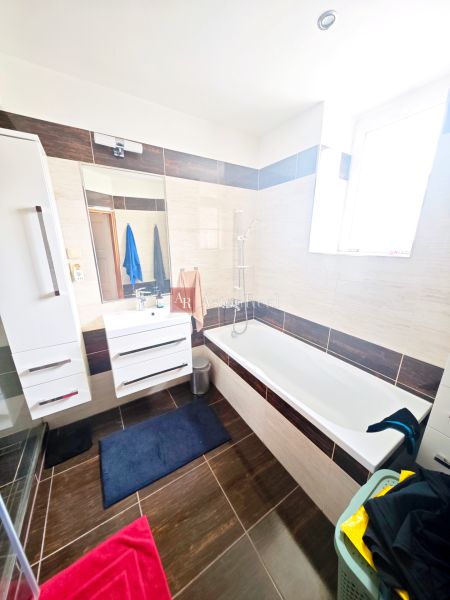 Predaj: Priestranný 2 izb byt 86m2 centrum, ul.ČSA s balkónom  - Kúpeľňa v 2-izbovom byte s vaňou, sprchou a bielym nábytkom.