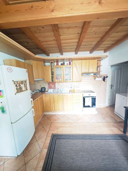Predaj: Priestranný 2 izb byt 86m2 centrum, ul.ČSA s balkónom  - Kuchyňa s podlahou s dreveným dekorom a stropnými trámami v 2-izbovom byte.