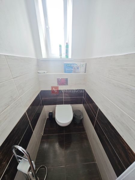 Predaj: Priestranný 2 izb byt 86m2 centrum, ul.ČSA s balkónom  - Kúpeľňa s toaletou v 2-izbovom byte, obklady s dreveným dekorom na stenách.