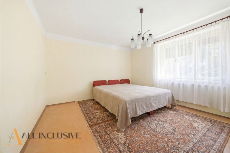 Na predaj 3-izb. rd s veľkým pozemkom, Hviezdoslavov - Spálňa v rodinnom dome s kobercami a závesmi.