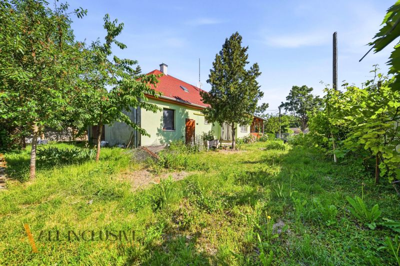 Na predaj 3-izb. rd s veľkým pozemkom, Hviezdoslavov - Záhrada a rodinný dom v Hviezdoslavove, obklopený stromami a zeleňou.