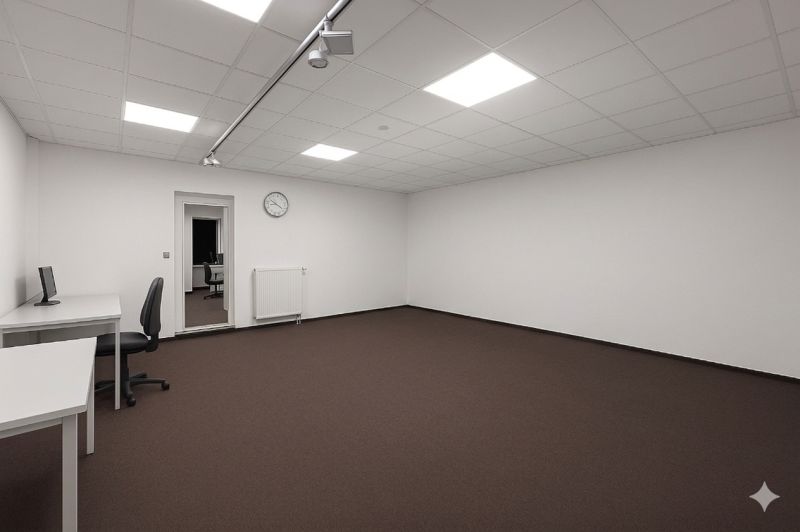 Prenájom Kancelárie 110 m² v centre Ružomberka - Priestranné Kancelárie s bielymi stenami, hnedým kobercom a minimalistickým zariadením.