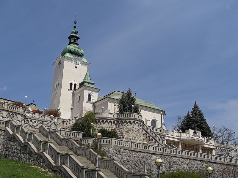 Prenájom Kancelárie 110 m² v centre Ružomberka - Kostol s vežou obklopený schodiskom a zeleňou v Ružomberku.