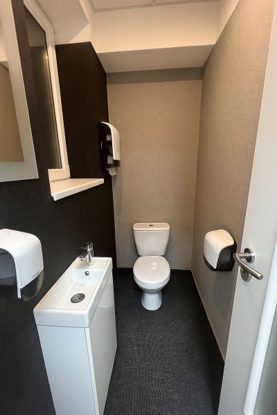 Prenájom Kancelárie 110 m² v centre Ružomberka - Toaleta s umývadlom a zásobníkom na papier v kanceláriách.