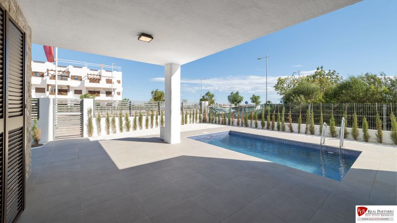 Predaj 2-izbového bytu, Almería, Španielsko - Terasa 2-izbového bytu v Pulpí s bazénom a výhľadom.