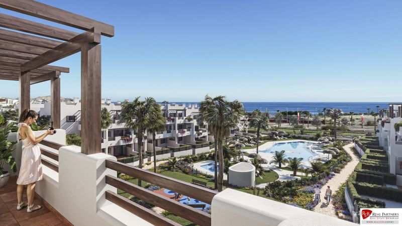 1-izbový apartmán pri pláži, Pulpí, Costa de Almería - Balkón Rekreačného apartmánu v Pulpí s výhľadom na bazén a more, obklopené palmami.