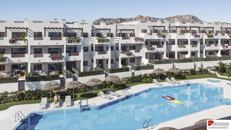 1-izbový apartmán pri pláži, Pulpí, Costa de Almería - Rekreačný apartmán v Pulpí s bazénom, ležadlami a slnečníkmi, obklopený zeleňou.