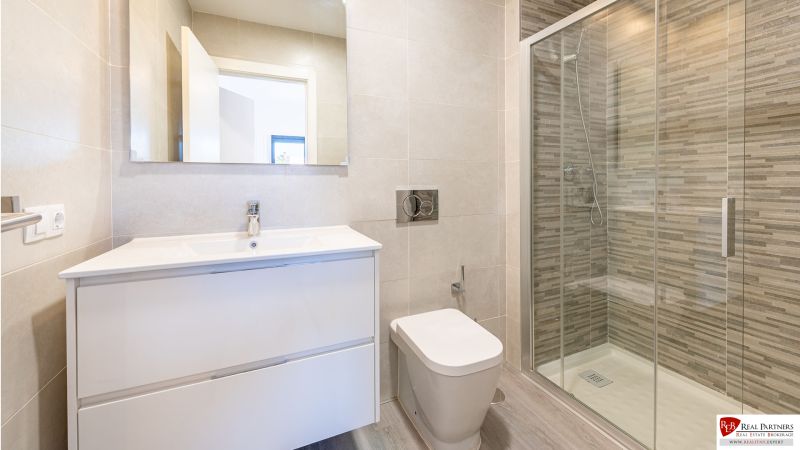 2-izb. bungalov so záhradou, Cala Murada, Mallorca - Kúpeľňa v rekreačnom apartmáne s veľkým sprchovacím kútom a elegantným umývadlom.