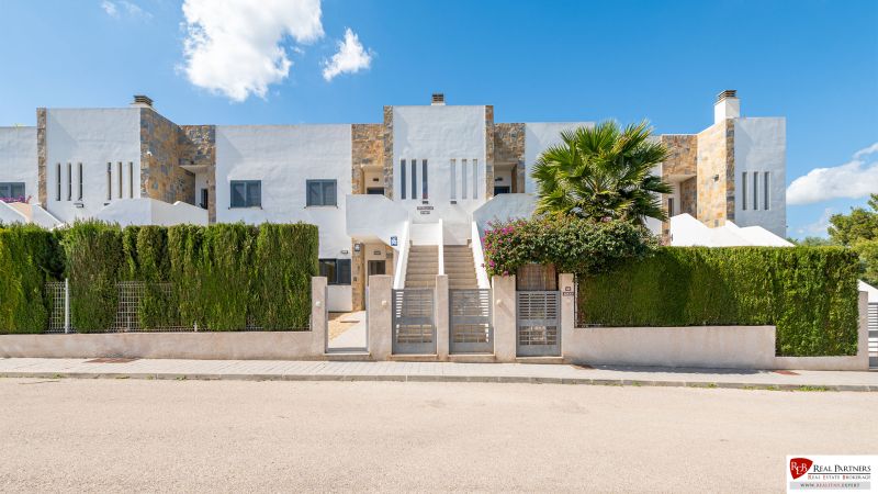 2-izb. bungalov so záhradou, Cala Murada, Mallorca - Rekreačný apartmán v Cala Murada na Mallorce s modernou fasádou a zeleným plotom.