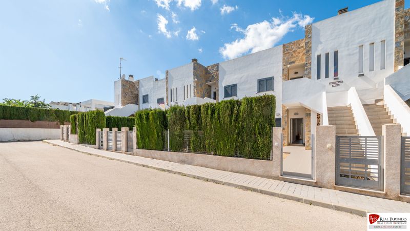 2-izb. bungalov so záhradou, Cala Murada, Mallorca - Rekreačný apartmán v Cala Murada na Malorke s radovou zástavbou obklopenou zeleňou.