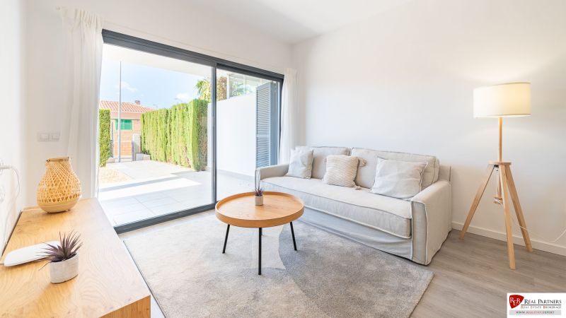 2-izb. bungalov so záhradou, Cala Murada, Mallorca - Rekreačný apartmán s pohodlnou sedačkou, stolíkom a veľkým oknom.