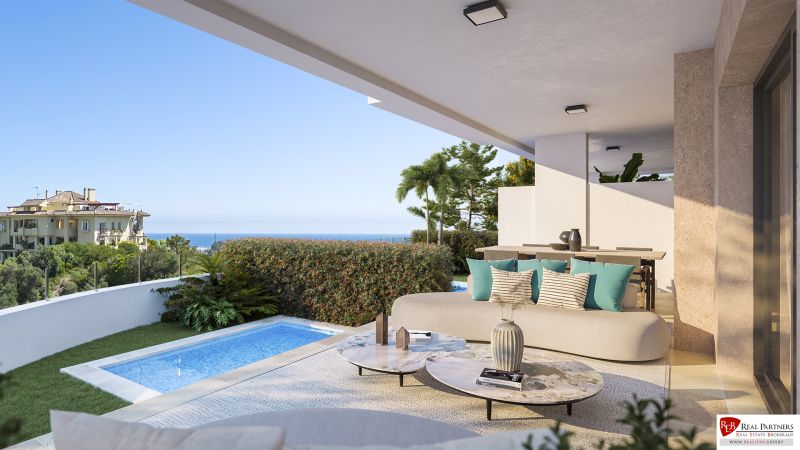 1-izbový apartmán s výhľadom na more, Estepona, Costa del Sol - Terasa rekreačného apartmánu v Estepone s bazénom, výhľadom na more a komfortným sedením.