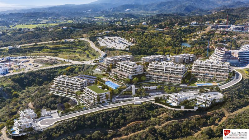 1-izbový apartmán s výhľadom na more, Estepona, Costa del Sol - Letecký pohľad na rekreačné apartmány obklopené prírodou v meste Estepona.
