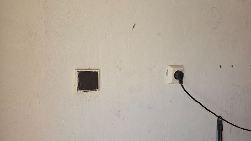 NA PREDAJ MUROVANÁ GARÁŽ 18 m² VO ZVOLENE – ELEKTRINA, VLASTNÝ POZEMOK - Stena s elektrickou zásuvkou v Garážach na Jesenského ulici vo Zvolene.