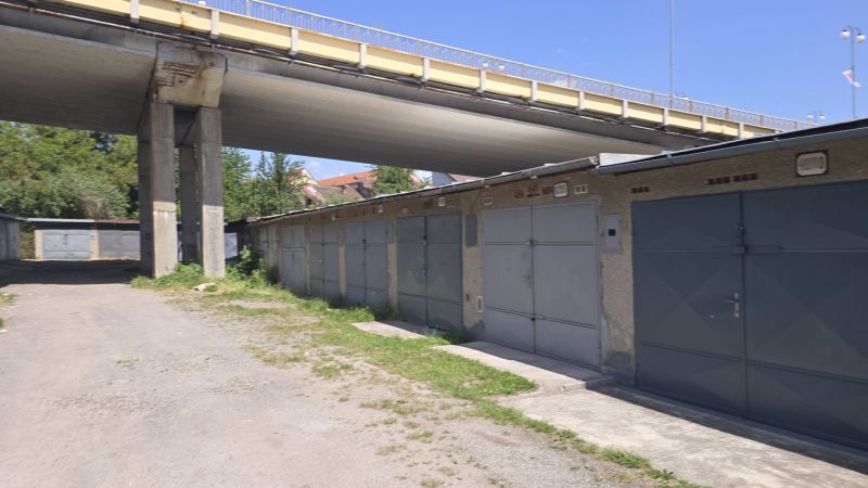 NA PREDAJ MUROVANÁ GARÁŽ 18 m² VO ZVOLENE – ELEKTRINA, VLASTNÝ POZEMOK - Garáže na Jesenského ulici vo Zvolene pod mostom, obklopené zeleňou a štrkovou cestou.