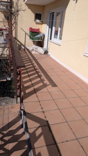 Radový domček na Zobore s výhľadom na mesto, Ružová ulica, garáž - Terasa pri rodinnom dome na Ružovej ulici v Nitre s dlažbou a zábradlím.