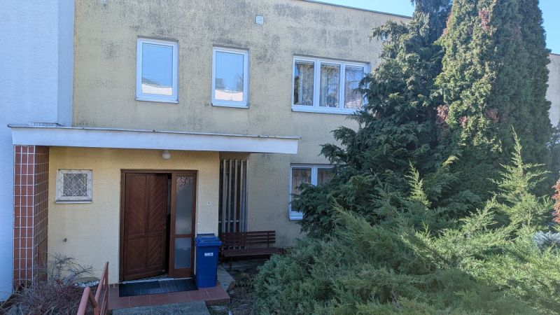 Radový domček na Zobore s výhľadom na mesto, Ružová ulica, garáž - Rodinný dom na Ružovej ulici v Nitre s upraveným vstupom a zeleňou.