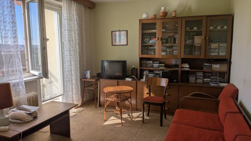 Radový domček na Zobore s výhľadom na mesto, Ružová ulica, garáž - Obývačka v rodinnom dome obsahuje retro nábytok, televízor a presklenú skriňu.