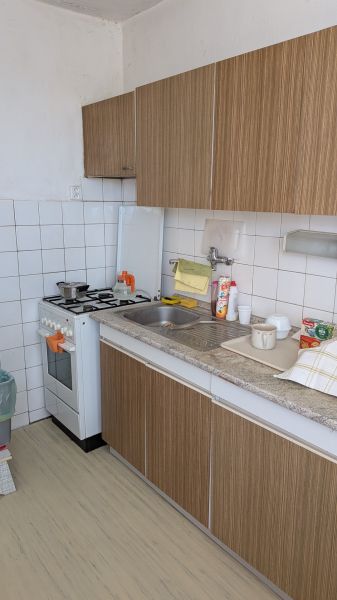 Radový domček na Zobore s výhľadom na mesto, Ružová ulica, garáž - Kuchyňa v rodinnom dome s dreveným dekorom skríň a kachľovou stenou.