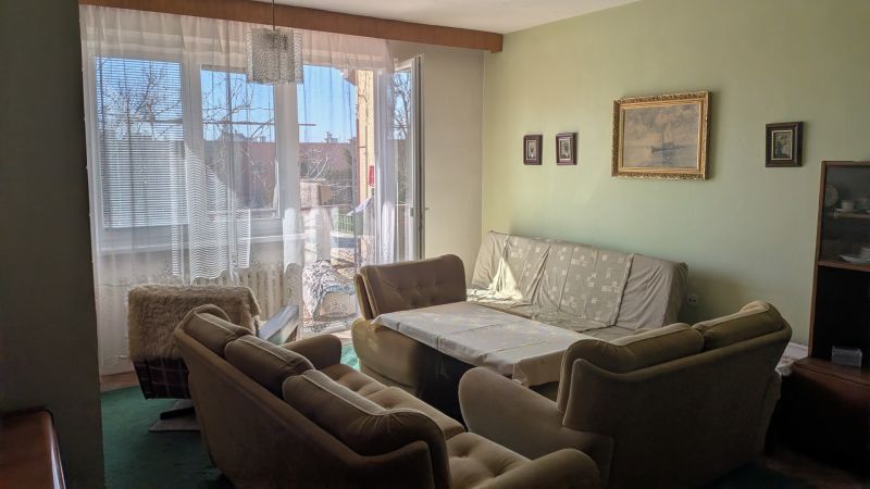 Radový domček na Zobore s výhľadom na mesto, Ružová ulica, garáž - Obývačka v rodinnom dome s pohovkami, stolíkom, obrazmi a presvetleným oknom s výhľadom.