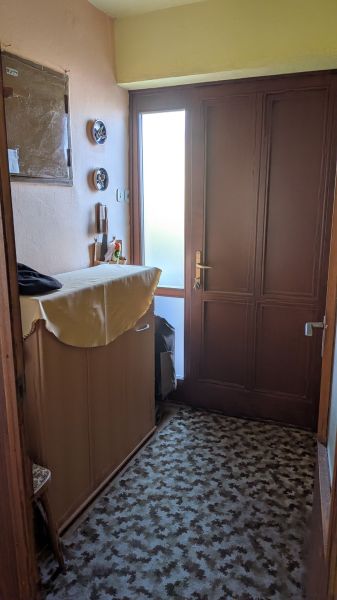 Radový domček na Zobore s výhľadom na mesto, Ružová ulica, garáž - Chodba v rodinnom dome s hnedými dverami a kobercom so vzorom.
