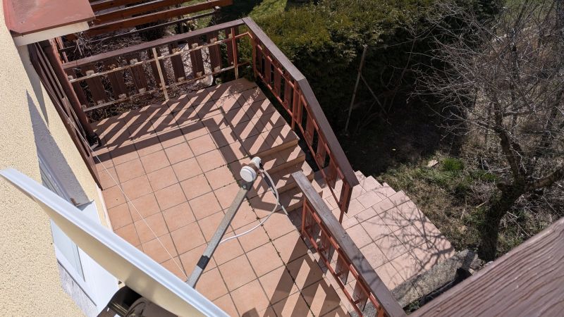 Radový domček na Zobore s výhľadom na mesto, Ružová ulica, garáž - Dlaždená terasa so zábradlím a schodmi v rodinnom dome na Ružovej ulici v Nitre.
