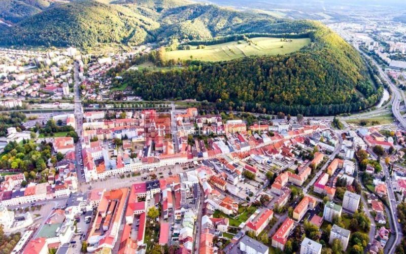 DOSTALI SME DOPYT! Hľadáme pre klienta 2i byt do 170.000€, B. Bystrica - Letecký pohľad na historické centrum a okolie Banskej Bystrice.