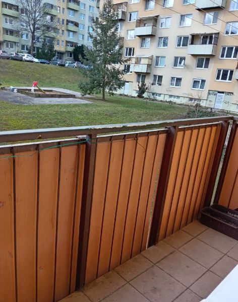 3,5 izbový byt na Klokočine, Partizánska ulica - Výhľad z 3-izbového bytu v Nitre na trávnatý dvor s detským ihriskom.