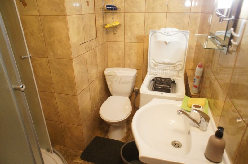 Prenájom 1-izb. bytu, Skýcovská ul., Topoľčany - Kúpeľňa v 1-izbovom byte s práčkou, sprchovacím kútom a toaletou.