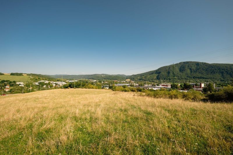 Na predaj stavebný pozemok pre rodinné domy – Banská Bystrica P306ZL - Krajina s lúkami a kopcami na Partizánskej ceste v Banskej Bystrici, vhodná na pozemky - bývanie.