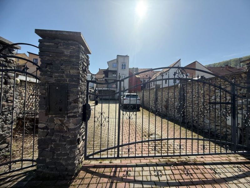 Reprezentatívny meštiansky dom s parkovaním v centre Banskej Bystrice  - Brána s kamenným múrom so zvláštnymi nehnuteľnosťami v Banskej Bystrici.