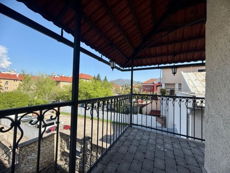 Reprezentatívny meštiansky dom s parkovaním v centre Banskej Bystrice  - Výhľad na Zvláštne nehnuteľnosti v Banskej Bystrici s balkónom a strešnou konštrukciou.