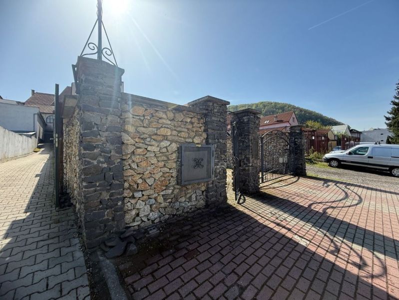 Reprezentatívny meštiansky dom s parkovaním v centre Banskej Bystrice  - Kamenná brána a tehlová cesta v Banskej Bystrici, Zvláštne nehnuteľnosti.