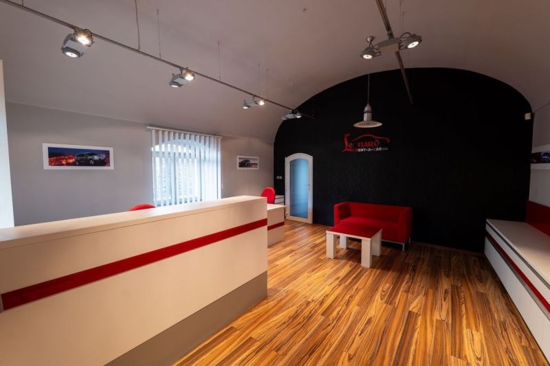 Reprezentatívny meštiansky dom s parkovaním v centre Banskej Bystrice  - Interiér kancelárie so sedením a podlahou s dreveným dekorom. Zvláštne nehnuteľnosti.