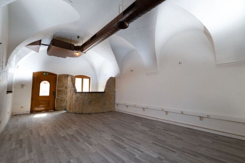 Reprezentatívny meštiansky dom s parkovaním v centre Banskej Bystrice  - Interiér so zaklenutým stropom a podlahou s dreveným dekorom. Zvláštne nehnuteľnosti.