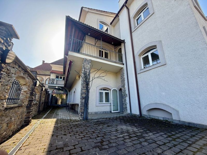 Reprezentatívny meštiansky dom s parkovaním v centre Banskej Bystrice  - Dvorec zvláštnych nehnuteľností v Banskej Bystrici s kamennými detailmi a obrubníkovou dlažbou.