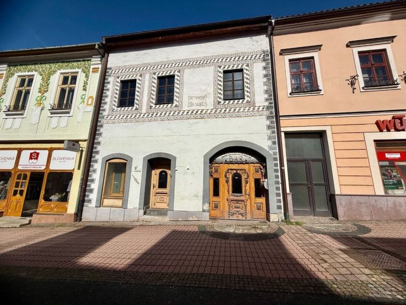 Reprezentatívny meštiansky dom s parkovaním v centre Banskej Bystrice  - Historické budovy v Banskej Bystrici, Zvláštne nehnuteľnosti s dekoratívnymi fasádami a obchodmi.