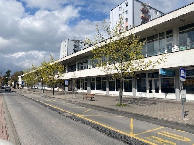 Na prenájom obchodný priestor - Zvolen/centrum NO044ZL - Obchodné priestory v Centre mesta Zvolen, pri ceste s alejou stromov a parkovaním.