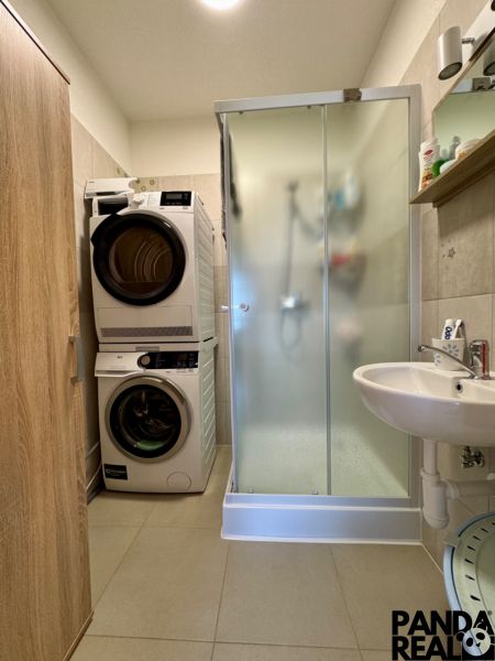 Moderný 3-izbový byt s balkónom a 2 parkovacími miestami - Ludanice - Kúpeľňa v 3-izbovom byte so sprchovým kútom, práčkou a sušičkou.