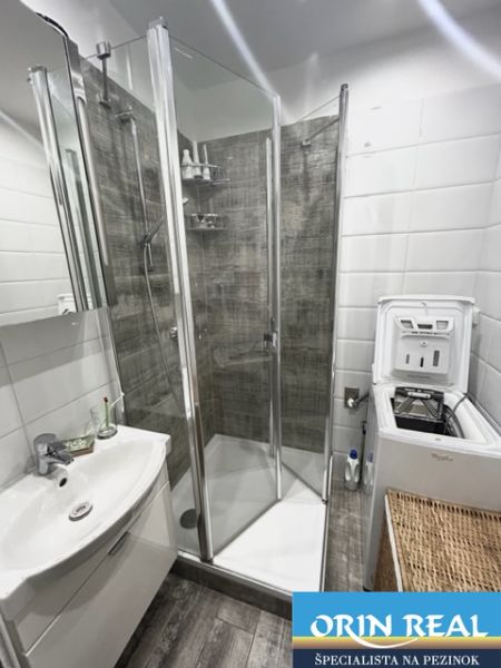 NA PRENÁJOM Pekný 2 izbový byt v Centre Pezinka 700,- EUR - Kúpeľňa v 2-izbovom byte s modernou sprchou a úložným priestorom.