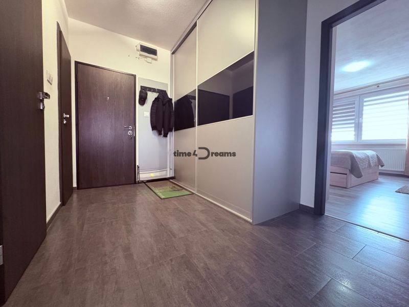 Na predaj: 4 izb.byt + BALKON + PIVNICA - Chodba so skriňou, tmavými dverami a pohľadom do spálne v 4-izbovom byte.